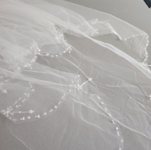 Two tiered elbow length veil with edged beadwork - Picture 10 of 10